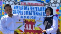 Tintin (54) guru SDN Limpung 02 Batang perlihatkan SK pengangkatan setelah 18 tahun mengabdi, Senin (10/7/2023)