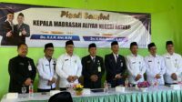 Kemenag Batang bersama Pengawas Komite MAN 1 pose bersama saat pisah sambut Kepala Sekolah, Senin (10/7/2023).