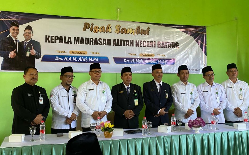 Kemenag Batang bersama Pengawas Komite MAN 1 pose bersama saat pisah sambut Kepala Sekolah, Senin (10/7/2023).