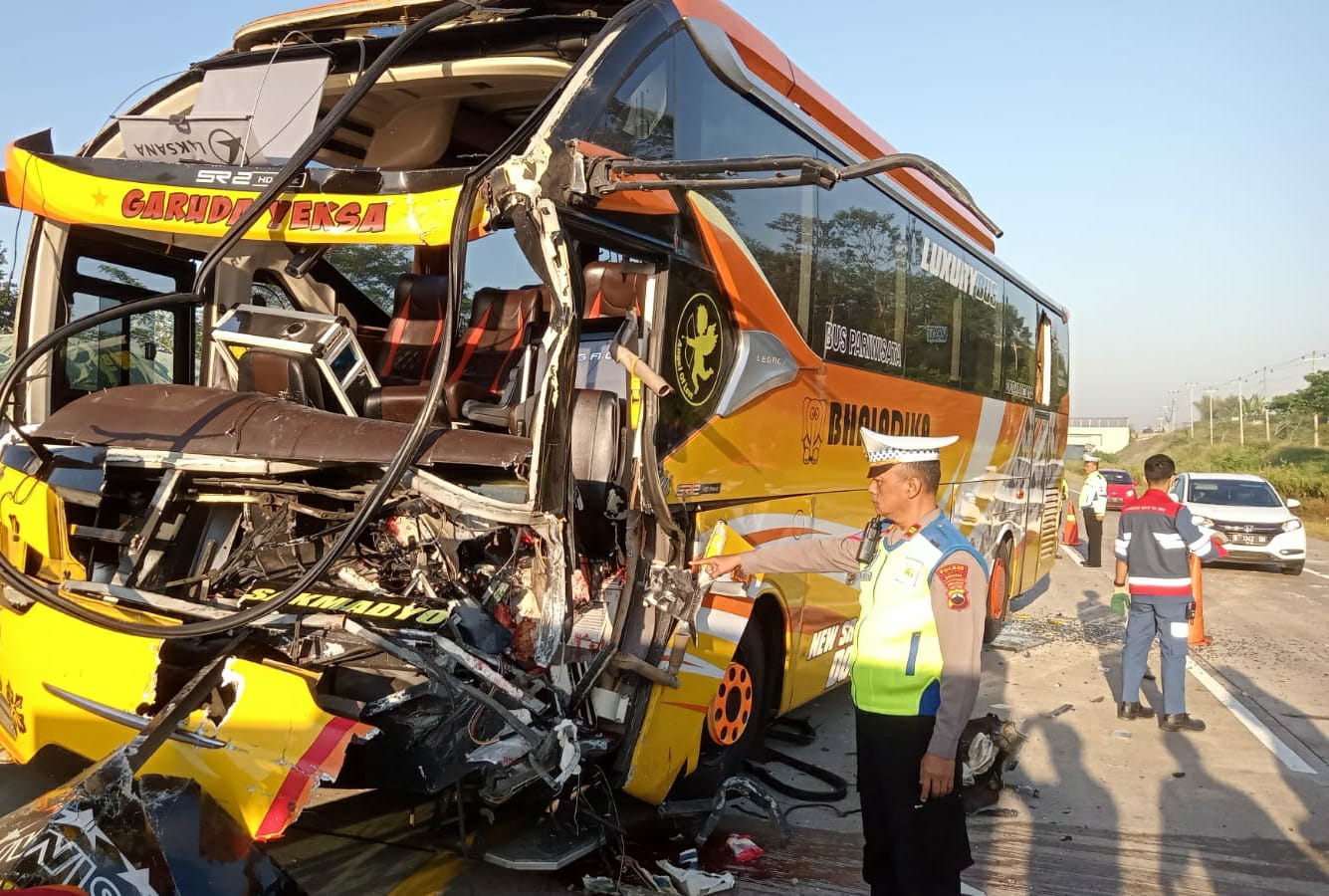 Laka Beruntun di ToL KM 345 Batang, 1 Kernet Bus Meninggal Dunia