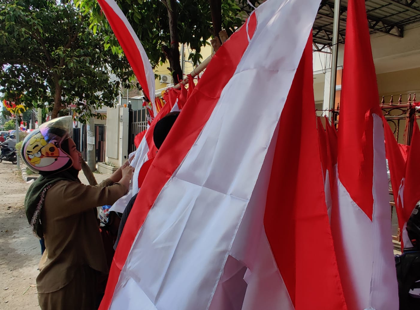 ASN di Batang Bagi Belasan Ribu Bendera Merah Putih
