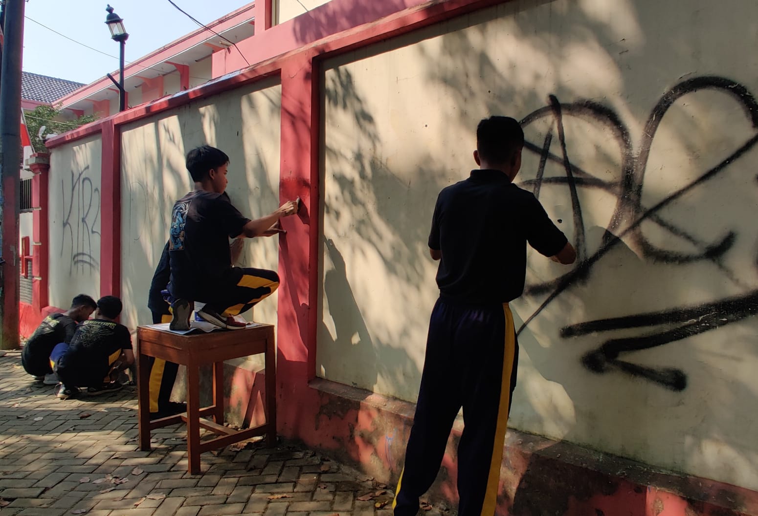 Hentikan Aksi Vandalisme Pelajar SMAN 1 Batang Bersihkan Tembok Untuk Lomba Mural