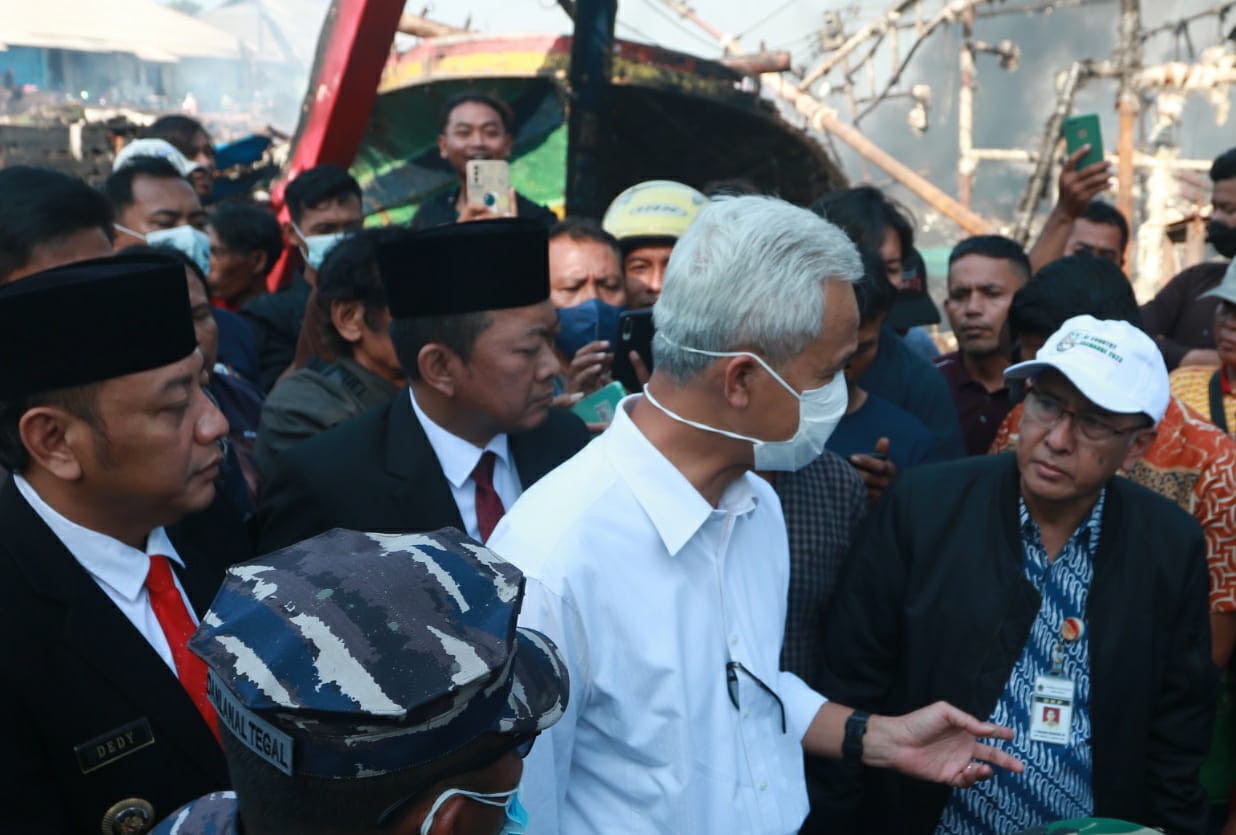 Tinjau Kebakaran Kapal, Ganjar Minta Pelabuhan Jongor Tegal Didesain Ulang