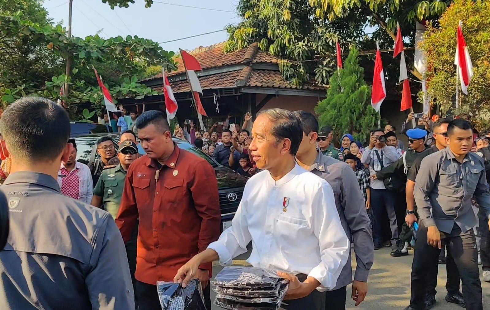 Blusukan Ke Pasar Grogolan Jokowi Tebar Amplop dan Sembako, Pedagang Diminta Pulang Sore