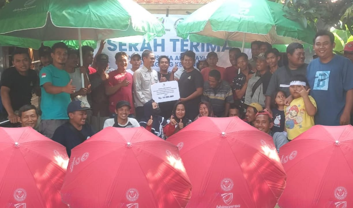 Puluhan Pedagang Keliling di Sekitar PLTU Batang Terima Bantuan Payung Tenda