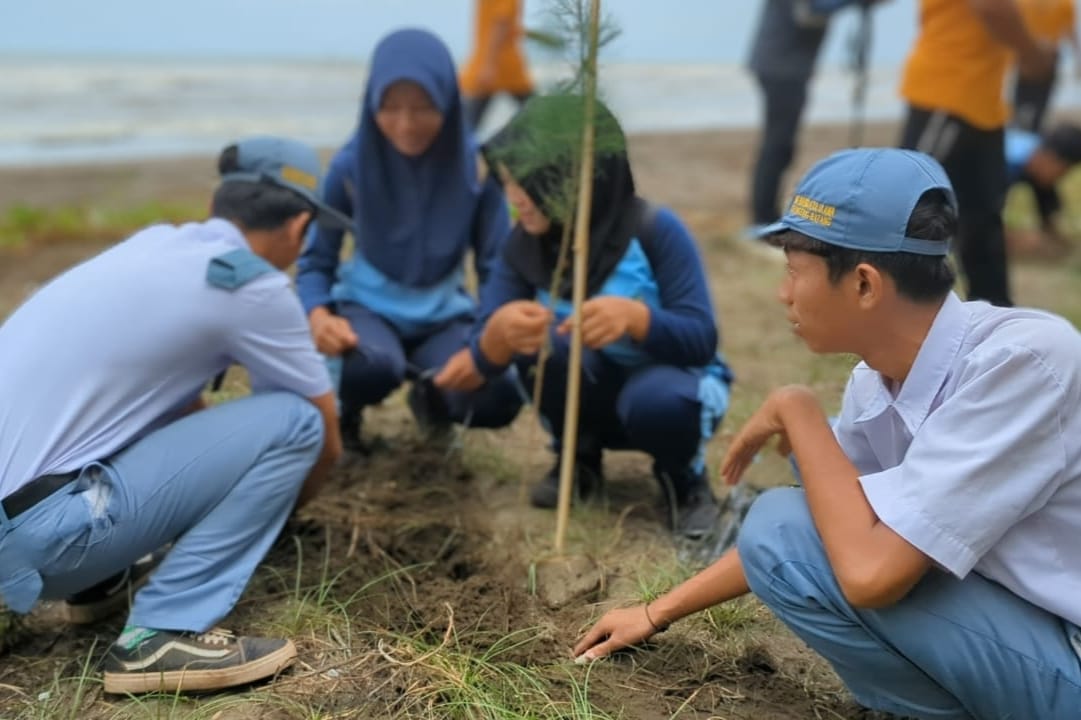 Hari Sukarelawan Internasional, KITB Tanam Ribuan Pohon Cemara Laut di Pantai Jodo