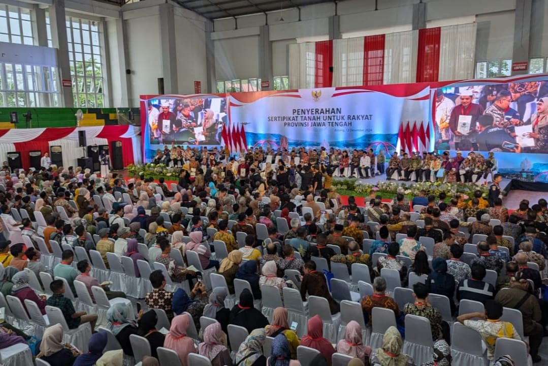 Wamen ATR BPN Bagikan 1500 Sertifikat Tanah ke Warga Batang
