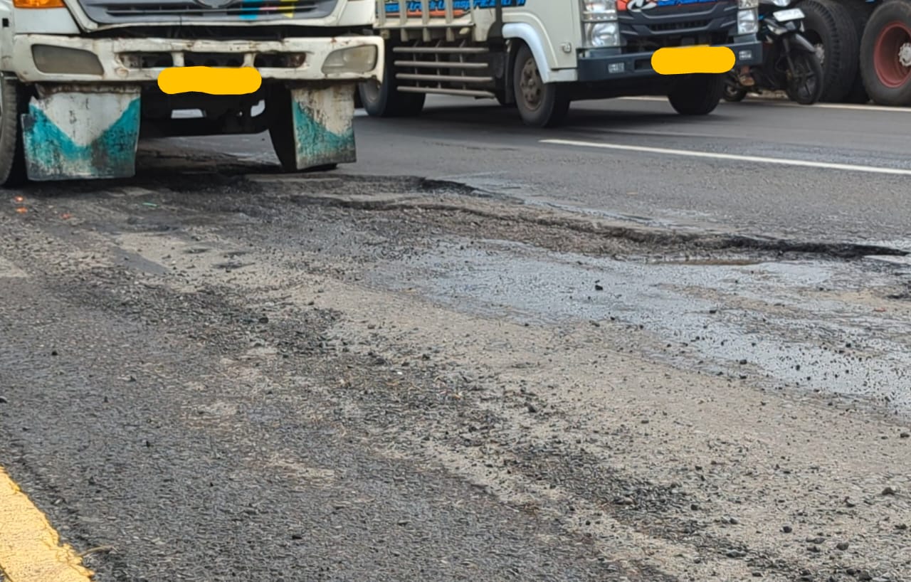 Kembali Makan Korban, Jalan Rusak dan Truk Besar Masuk Pusat Kota Bikin Rizal Bawazier Geram