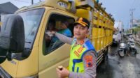 Polisi Bagi Takjil di Pantura, Pengendara Motor Putar Arah