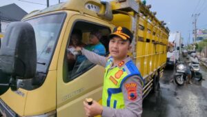 Polisi Bagi Takjil di Pantura, Pengendara Motor Putar Arah