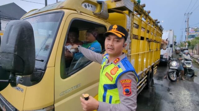 Polisi Bagi Takjil di Pantura, Pengendara Motor Putar Arah