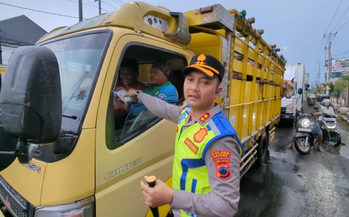 Polisi Bagi Takjil di Pantura, Pengendara Motor Putar Arah