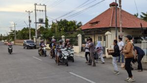 PWI Kota Pekalongan Bagi Seratusan Paket Berbuka Puasa