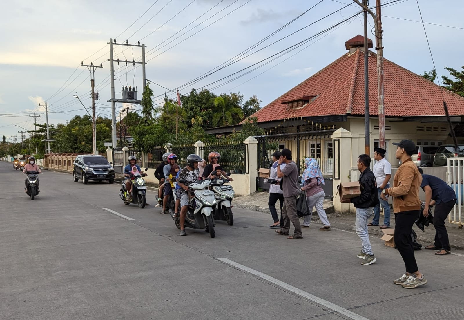 PWI Kota Pekalongan Bagi Seratusan Paket Berbuka Puasa