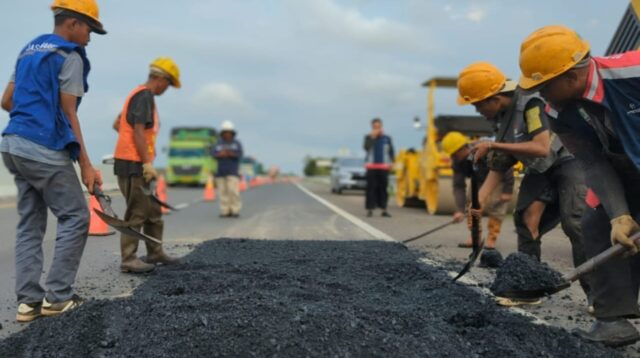 PBTR Kebut Perbaikan Jalan di Ruas Tol Pemalang - Batang