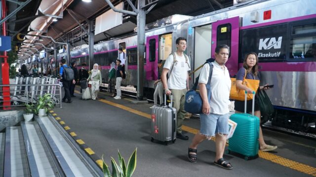 Puluhan Ribu Pemudik Tiba Di Stasiun Kereta Api Jawa Tengah