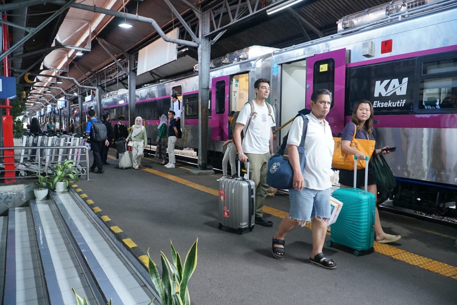 Puluhan Ribu Pemudik Tiba Di Stasiun Kereta Api Jawa Tengah