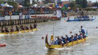 Lomba Dayung Perahu Semarakkan Lebaran di Batang