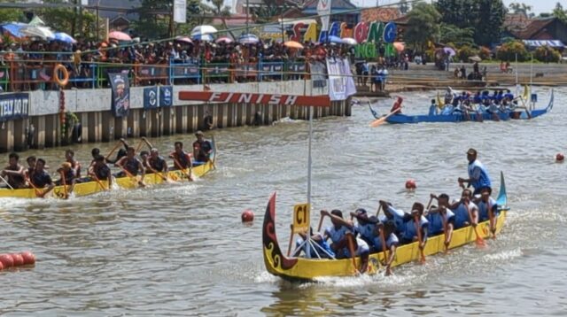 Lomba Dayung Perahu Semarakkan Lebaran di Batang