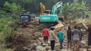 Ratusan Warga Desa di Batang Demo Lokasi Galian C, Penambang Nyerah Kembalikan Batu ke Sungai