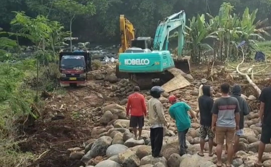 Ratusan Warga Desa di Batang Demo Lokasi Galian C, Penambang Nyerah Kembalikan Batu ke Sungai