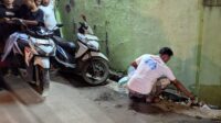 Kepergok Buang Sampah Sembarangan, Warga Pringlangu Kota Pekalongan Hukum 'Pelaku' Bersihkan Selokan