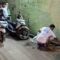 Kepergok Buang Sampah Sembarangan, Warga Pringlangu Kota Pekalongan Hukum 'Pelaku' Bersihkan Selokan