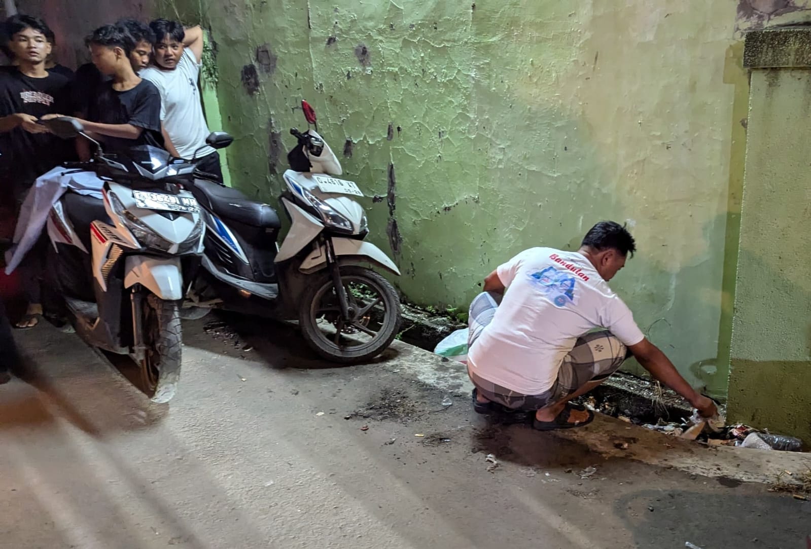 Kepergok Buang Sampah Sembarangan, Warga Pringlangu Kota Pekalongan Hukum 'Pelaku' Bersihkan Selokan