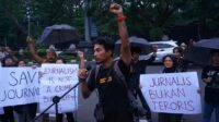 Massa Aliansi Jurnalis Semarang Buat Aksi Kamisan di Polda Jateng Suarakan Tolak Kekerasan Terhadap Wartawan