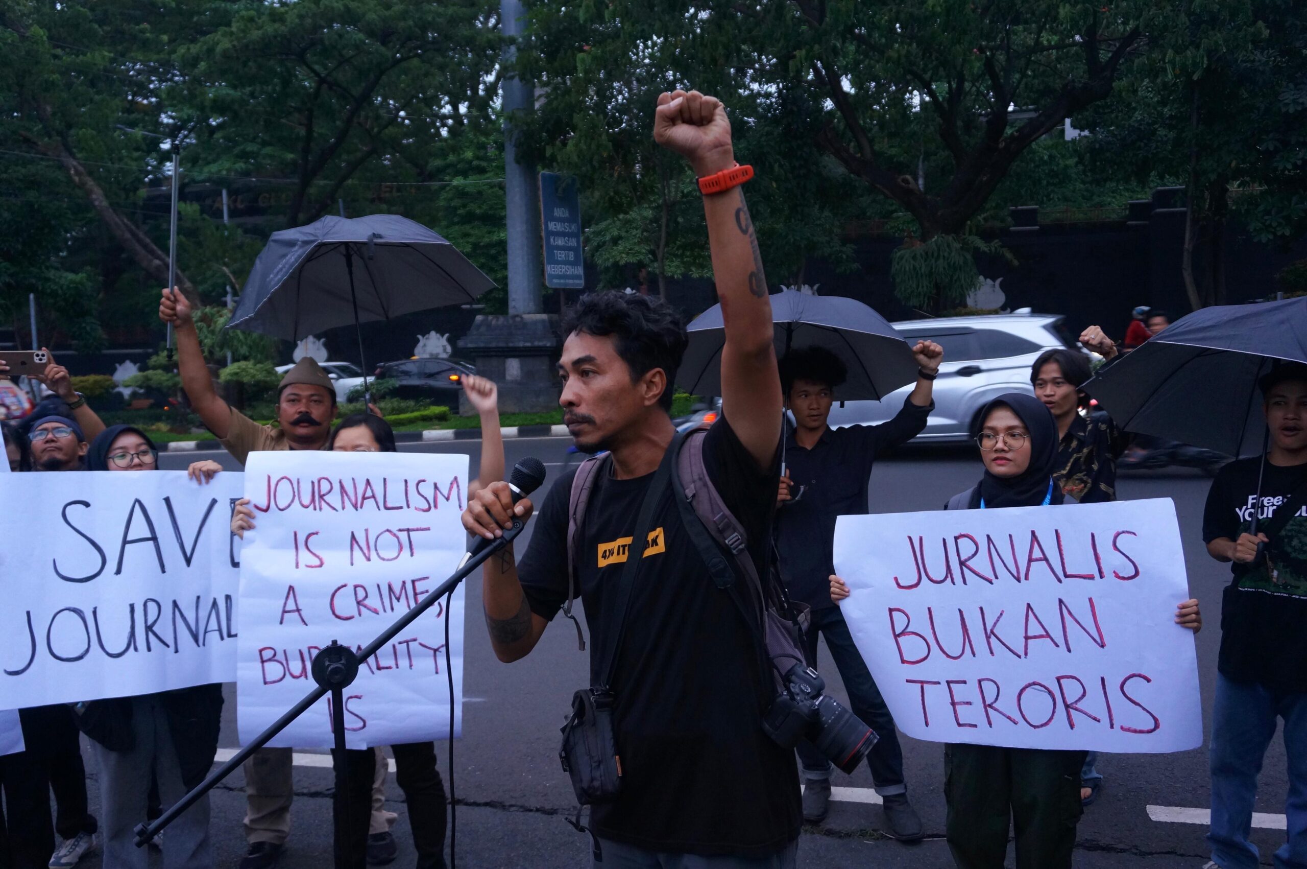 Massa Aliansi Jurnalis Semarang Buat Aksi Kamisan di Polda Jateng Suarakan Tolak Kekerasan Terhadap Wartawan