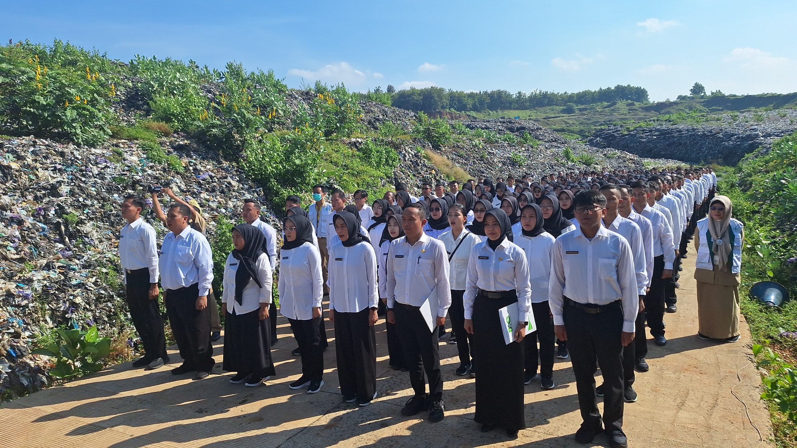 Bikin Kaget Bupati Pemalang Serahkan SK Pengangkatan 298 CPNS di TPA