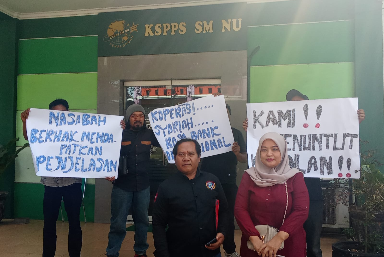 Nasabah Geruduk Kantor Koperasi, Protes Agunan Hendak Di Lelang