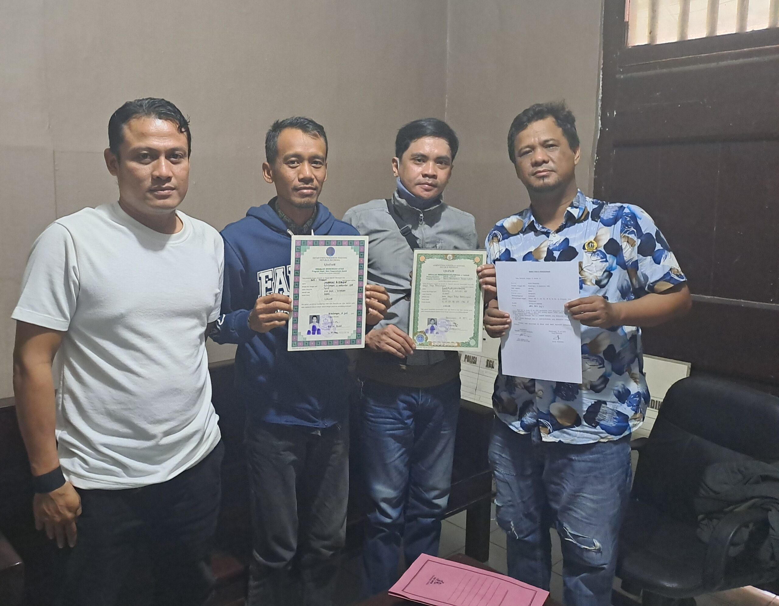 Dua Pemuda Pekalongan Akhirnya Terima Kembali Ijazah yang Ditahan Perusahaan Sejak 2013