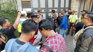 Puluhan Ormas  Probojoyo dan LSM Robinhood 23 Geruduk Pabrik Teh di Batang