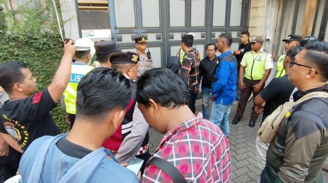 Puluhan Ormas  Probojoyo dan LSM Robinhood 23 Geruduk Pabrik Teh di Batang