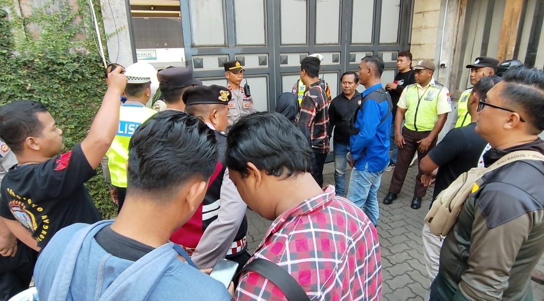 Puluhan Ormas  Probojoyo dan LSM Robinhood 23 Geruduk Pabrik Teh di Batang
