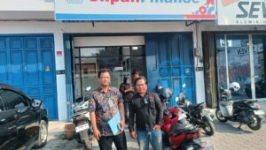 Nyimas, Warga Kajen Kab Pekalongan, Pertanyakan Penarikan Mobil oleh Debt Collector di Kantor Clipan Finance
