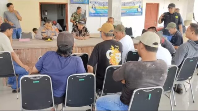 Ratusan Warga Sijambe Pekalongan Geruduk Kantor Desa, Tuntut Sekdes Mundur dari Jabatan