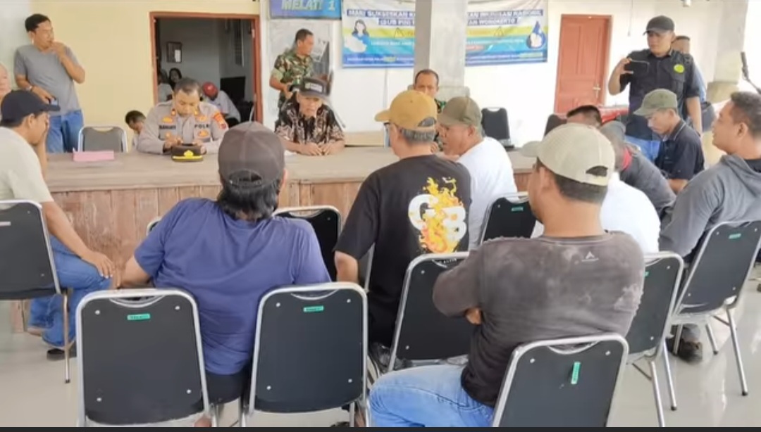 Ratusan Warga Sijambe Pekalongan Geruduk Kantor Desa, Tuntut Sekdes Mundur dari Jabatan