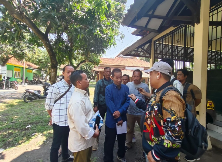 Puluhan Warga Wuled Pekalongan Mendatangi Kantor Kecamatan, Pertanyakan Pengembalian Dana Desa