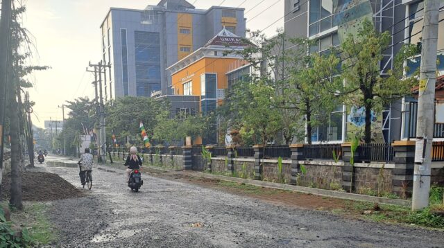 Warga Keluhkan Jalan Rusak dan Banjir di Sekitar UNiKAL, Minta Perhatian Pemerintah dan Kampus