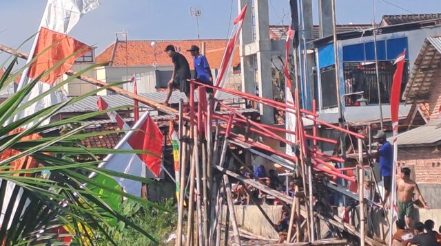Lomba Meniti Pucang Meriahkan HUT ke-80 RI di Sampangan