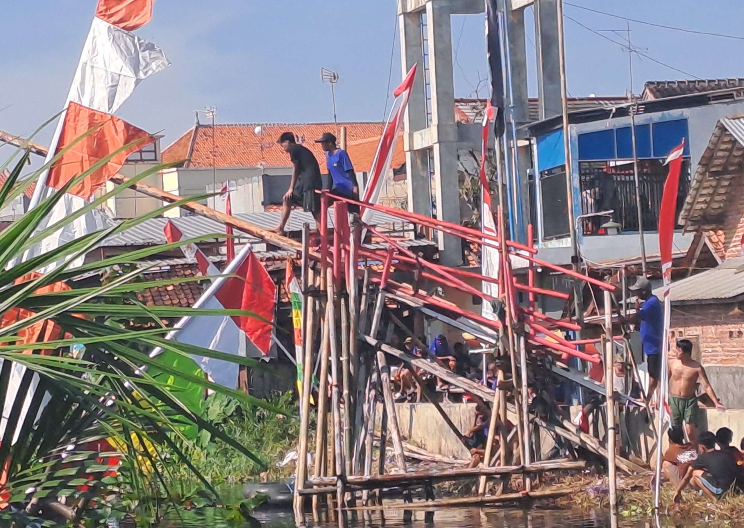 Lomba Meniti Pucang Meriahkan HUT ke-80 RI di Sampangan