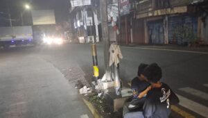Anak di Bawah Umur Mengemis di Lampu Merah Pekalongan, Warga Minta Pemkot Bertindak
