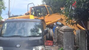 Sungai Kecil di Bawah Jembatan Kergon Dibersihkan, Warga Apresiasi Upaya Dinas