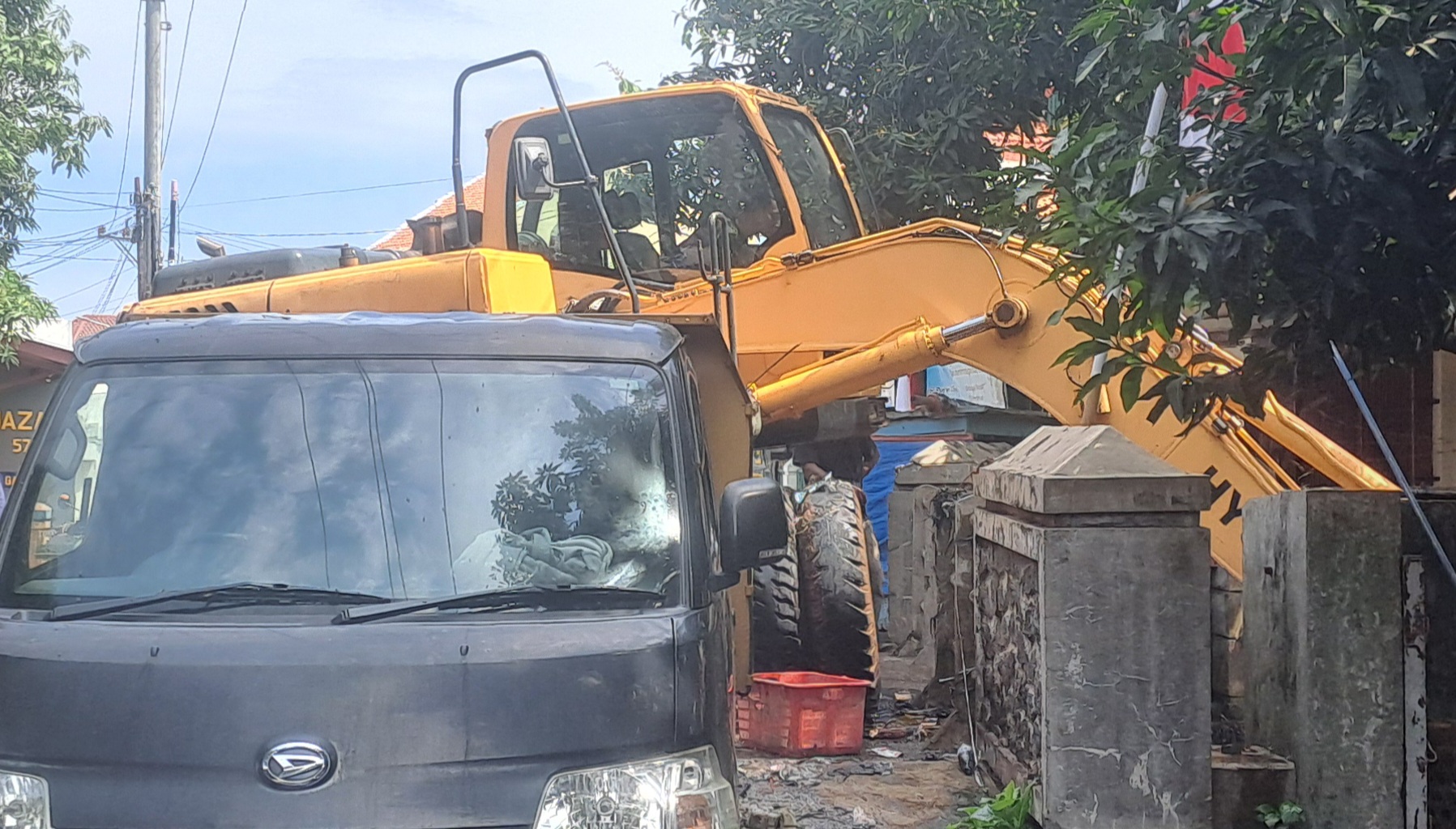 Sungai Kecil di Bawah Jembatan Kergon Dibersihkan, Warga Apresiasi Upaya Dinas