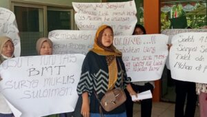 Puluhan Warga Geruduk Dinas Koperasi, Tuntut Pencairan Tabungan Safitri Rp1,2 Miliar