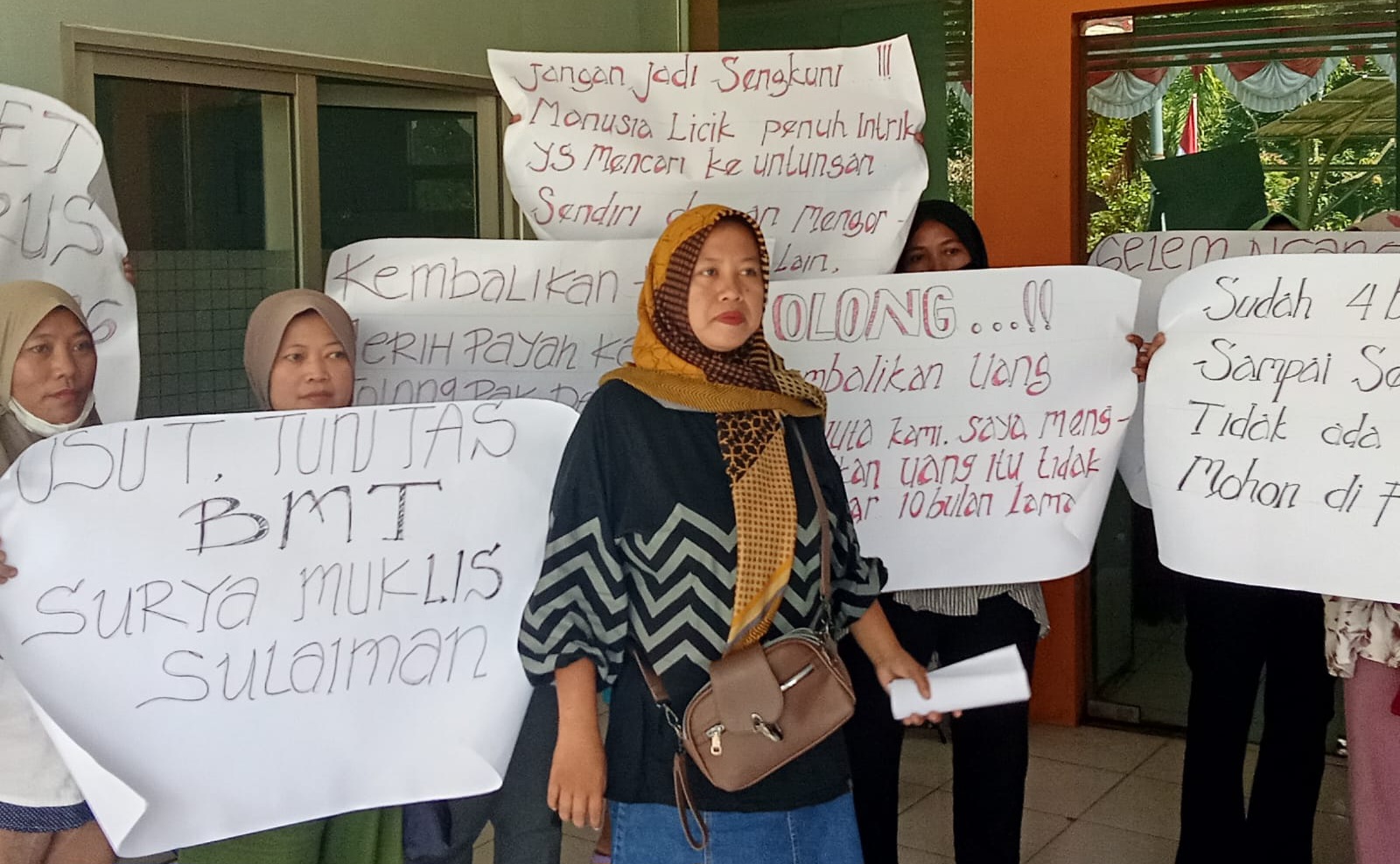 Puluhan Warga Geruduk Dinas Koperasi, Tuntut Pencairan Tabungan Safitri Rp1,2 Miliar