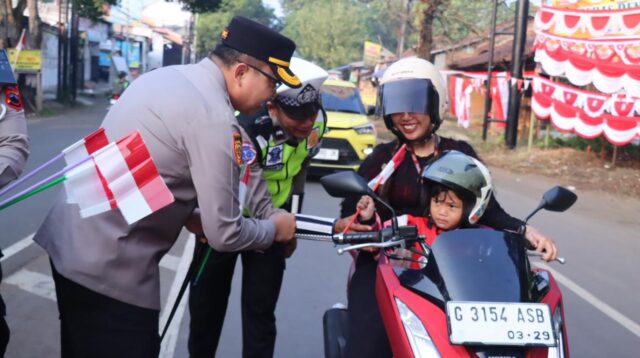 Sambut HUT RI ke-80, Polres Pekalongan Bagikan Bendera Merah Putih