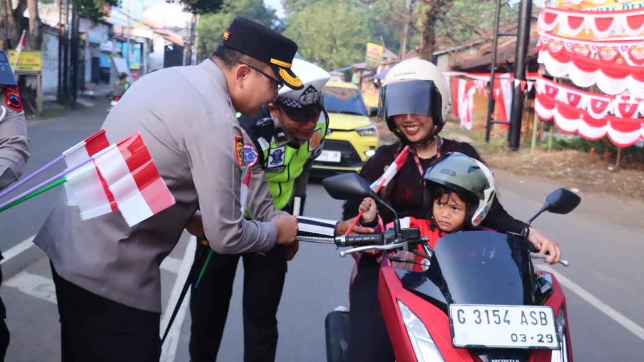 Sambut HUT RI ke-80, Polres Pekalongan Bagikan Bendera Merah Putih